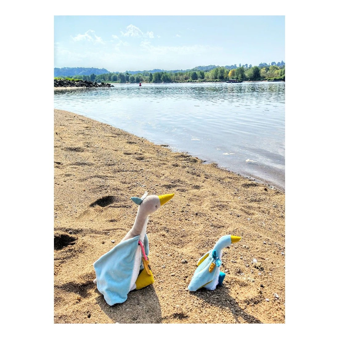 Petite Peluche Oie Plumette - Le Voyage D'Olga - Moulin Roty 4 Petite Peluche Oie Plumette - Le Voyage D'Olga - Moulin Roty – Image 2