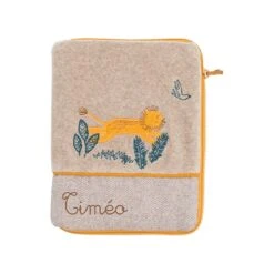 Protege Carnet De Santé Lion - Personnalisable - Sous Mon Baobab - Moulin Roty